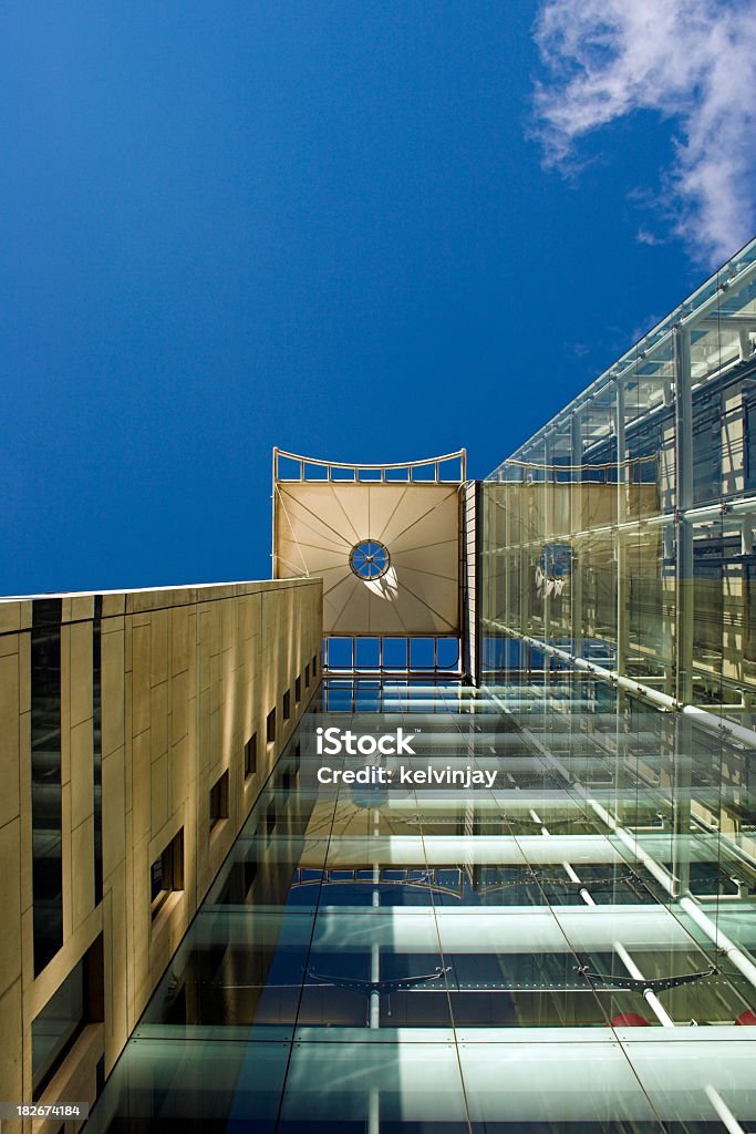Edifício de escritórios modernos de entrada - Foto de stock de Alto - Descrição Geral royalty-free