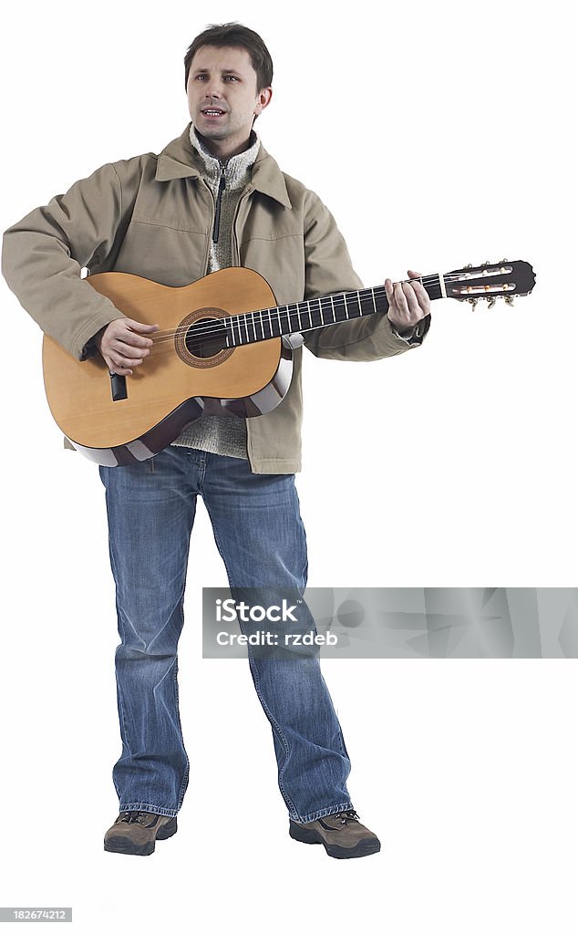 Uomo che Suona la chitarra sulla - Foto stock royalty-free di Adulto