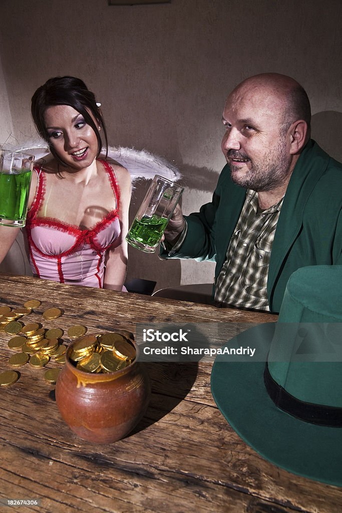 Lepgechaun i fairy napój zielone Piwo - Zbiór zdjęć royalty-free (Wróżka - Postać fikcyjna)
