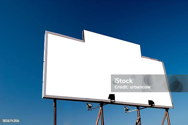 Billboard Przed Niebo - zdjęcia stockowe i więcej obrazów Billboard - Billboard, Wielki, Baner