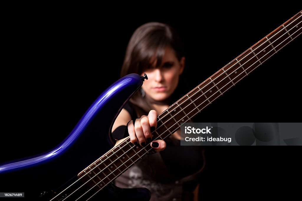 Wytrzymałe Rocker Dziewczyna gospodarstwa Gitara basowa na czarnym tle - Zbiór zdjęć royalty-free (20-24 lata)