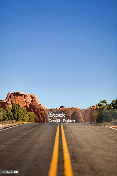 Estrada Através Das Montanhas - Fotografias de stock e mais imagens de Alfalto - Alfalto, Ao Ar Livre, Autoestrada