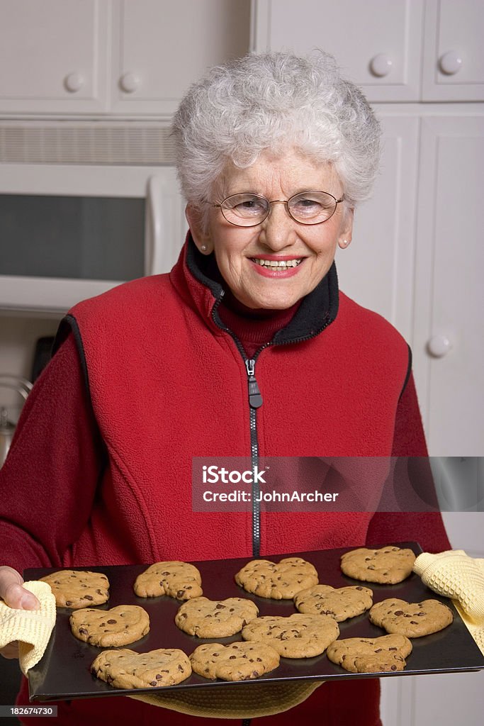 Femme âgée avec des biscuits juste sortis du four - Photo de Adulte libre de droits