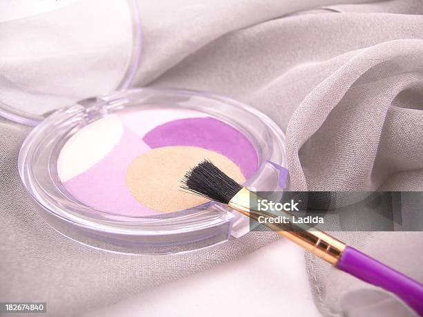 Foto de Pincel De Sombras Olhos e mais fotos de stock de Acessório - Acessório, Beleza, Colorido Pastel