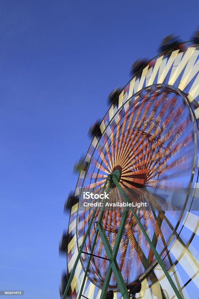 Grande roue au crépuscule Vertical - Photo de Attraction foraine - Équipement de loisirs libre de droits