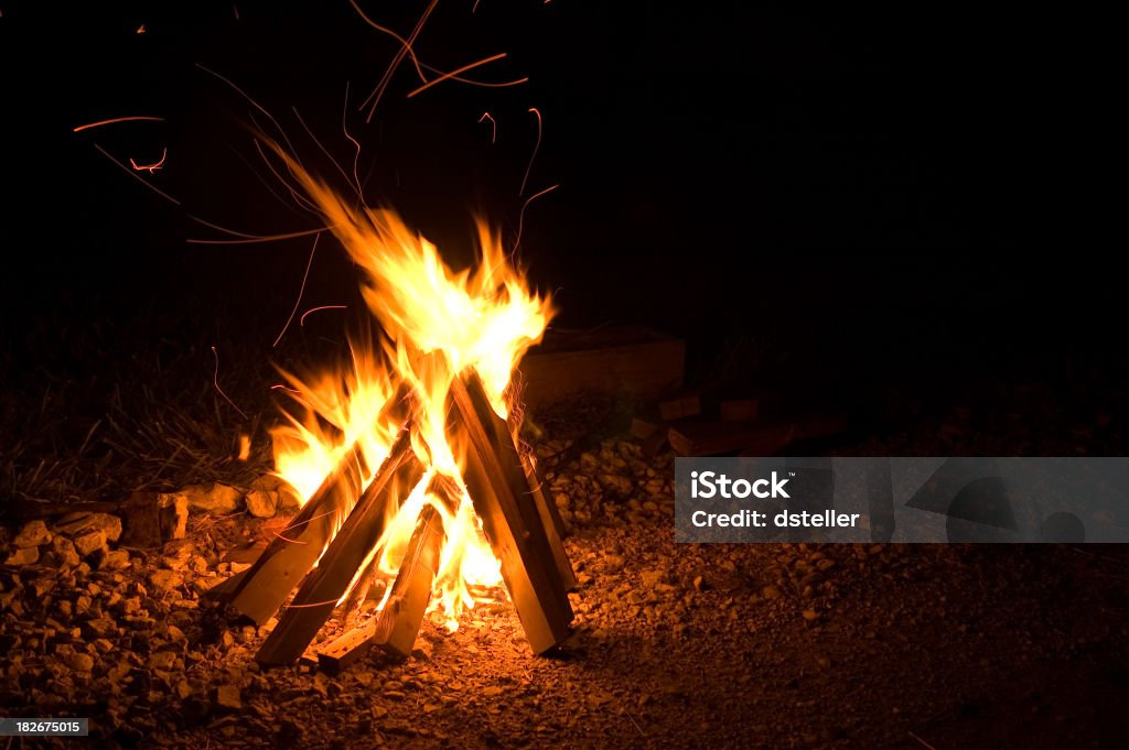 Fuoco di accampamento - Foto stock royalty-free di Accendere (col fuoco)