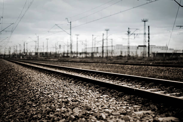 железнодорожный путь - leaving nobody one way photography стоковые фото и изображения