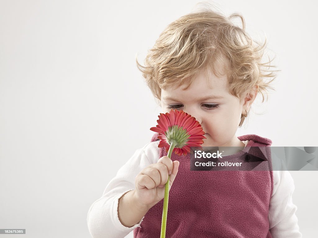 Fille odeur de fleur - Photo de Sentir libre de droits