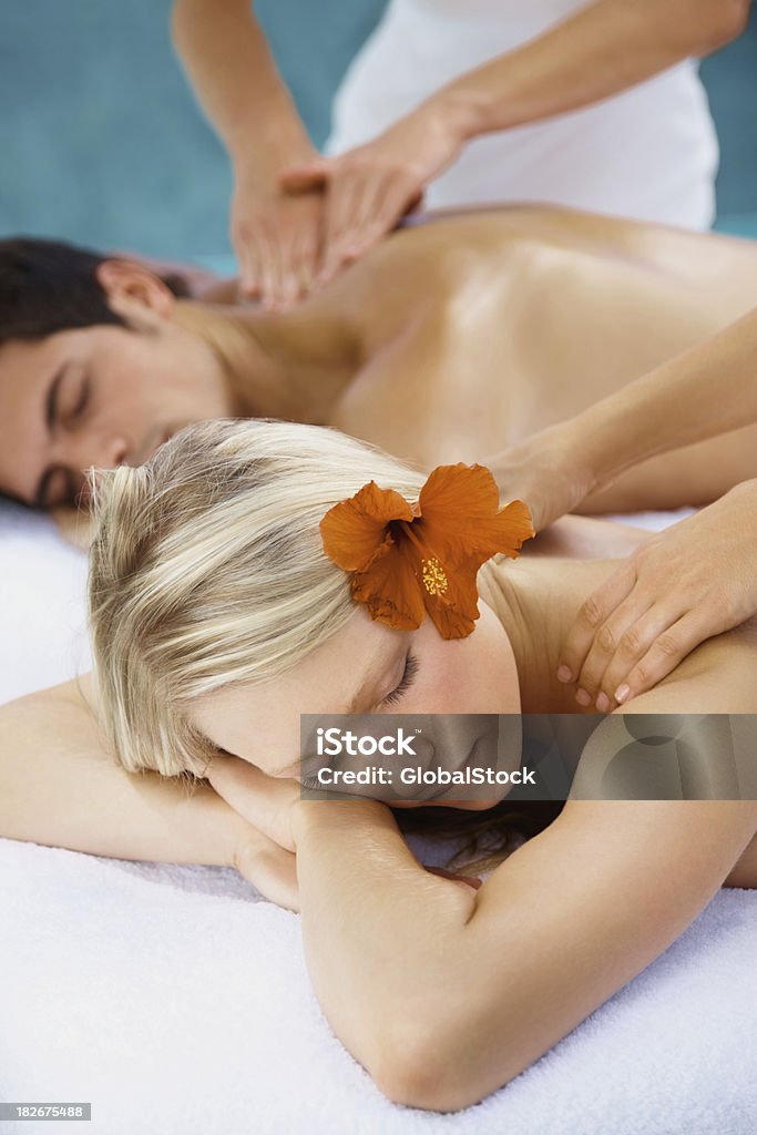 Casal Jovem moderno receber uma Massagem corporal em conjunto - Royalty-free Duas Pessoas Foto de stock