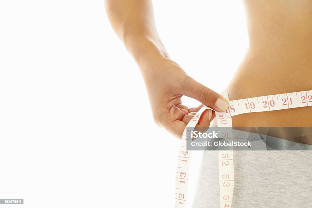 Seção mediana de uma mulher medindo a altura da cintura - Foto de stock de Abdome royalty-free