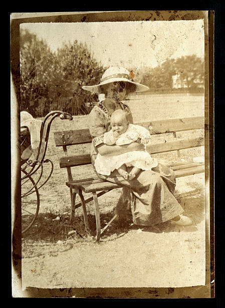 istock Edwardian mother and child 182675550