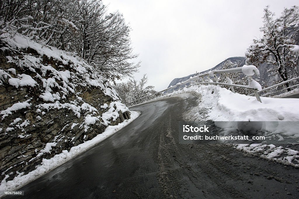 Slippery sinuosas estrada de inverno - Foto de stock de Cena Não-urbana royalty-free