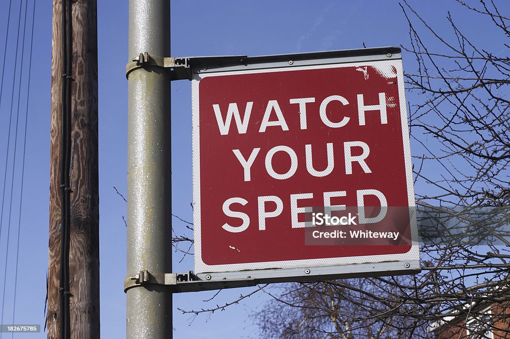 Rojo advertencia el aviso vea su alta velocidad - Foto de stock de Calle libre de derechos