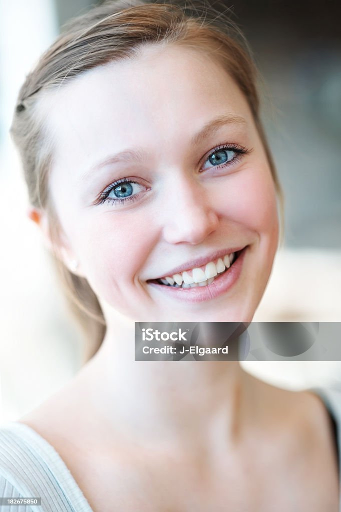 Giovane femmina bianco con un ampio e un sorriso - Foto stock royalty-free di Bellezza