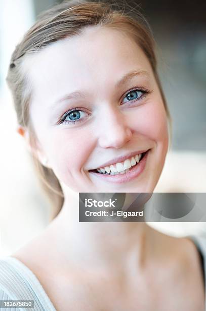 Giovane Femmina Bianco Con Un Ampio E Un Sorriso - Fotografie stock e altre immagini di Bellezza - Bellezza, Donne, Solo donne