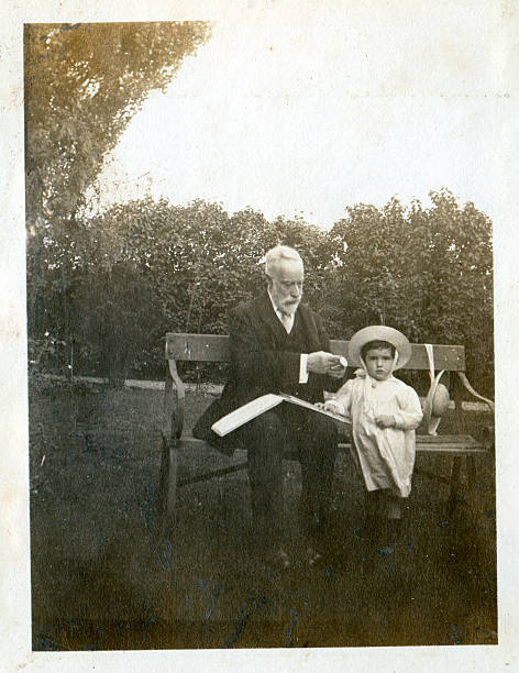 istock Edwardian family 182676092