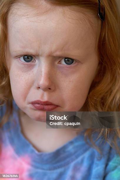 Foto de Com O Cenho Franzido Criança Irritada e mais fotos de stock de Aluno de Jardim de Infância - Aluno de Jardim de Infância, Amuado, Azul