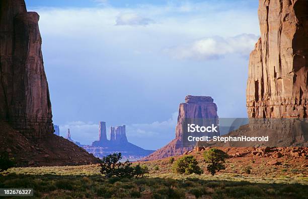 Monument Valley - Fotografie stock e altre immagini di Arenaria - Roccia sedimentaria - Arenaria - Roccia sedimentaria, Arizona, Composizione orizzontale