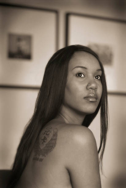 ombro nu - women tattoo naked sadness imagens e fotografias de stock