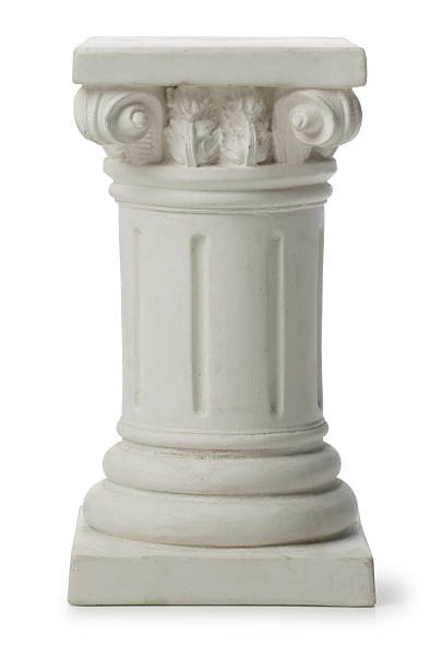 pequeña iónica columna griega o con pedestal - column greece pedestal classical greek fotografías e imágenes de stock