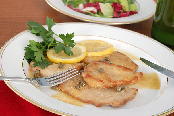 пиката из телятины - veal cutlet piccata picatta стоковые фото и изображения