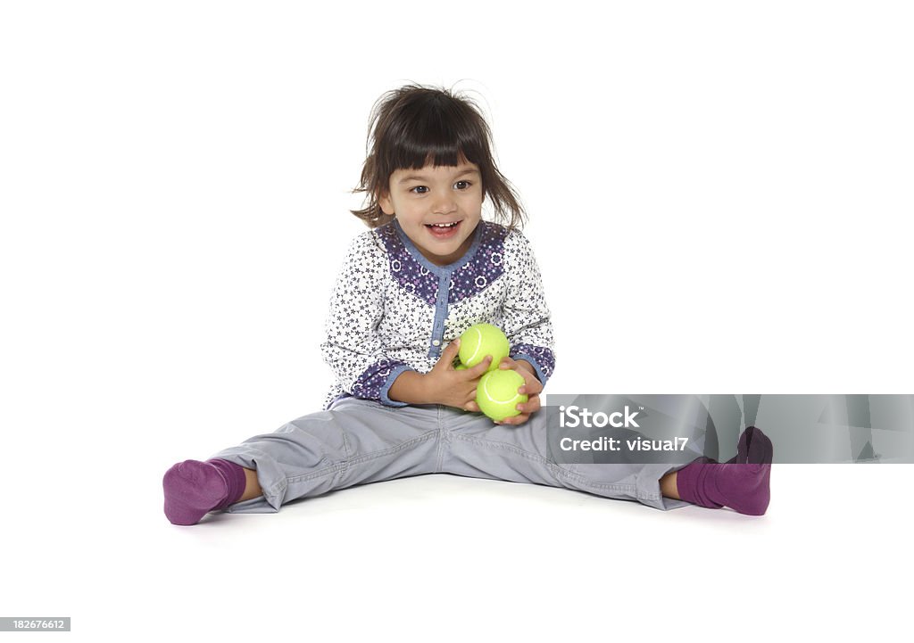 Linda garotinha brincando com bola de tênis - Foto de stock de 12-17 meses royalty-free