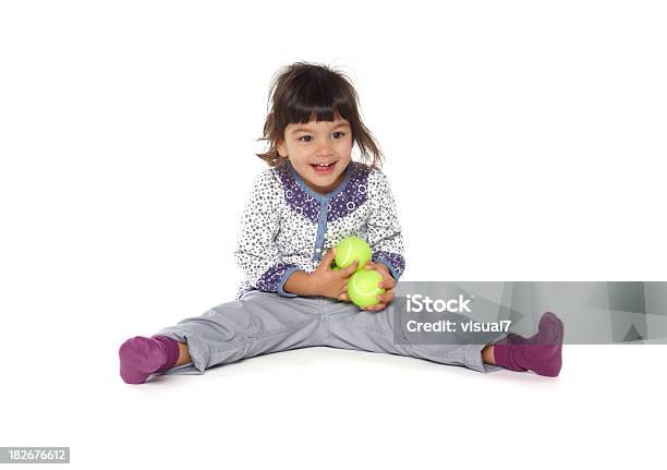 Foto de Linda Garotinha Brincando Com Bola De Tênis e mais fotos de stock de 12-17 meses - 12-17 meses, Aconchegante, Azul