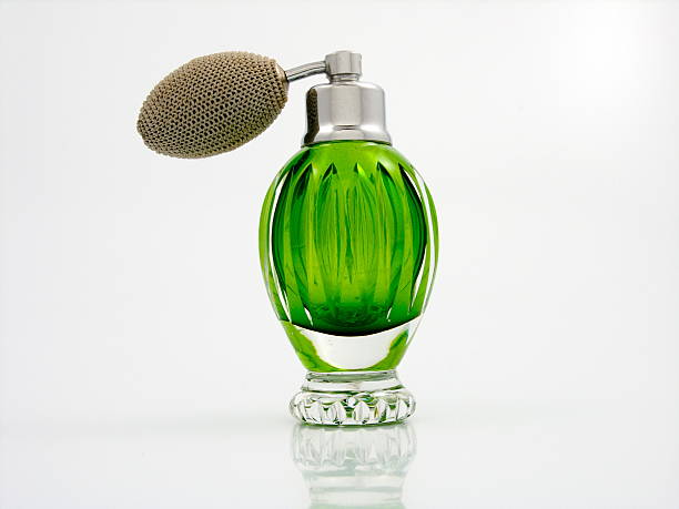 botella de perfume de vidrio verde - perfume sprayer fotografías e imágenes de stock