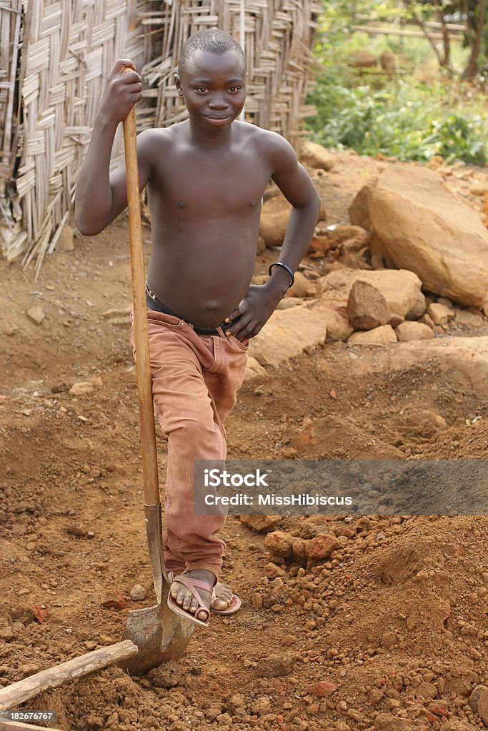 Adolescente africano lavoro - Foto stock royalty-free di A petto nudo