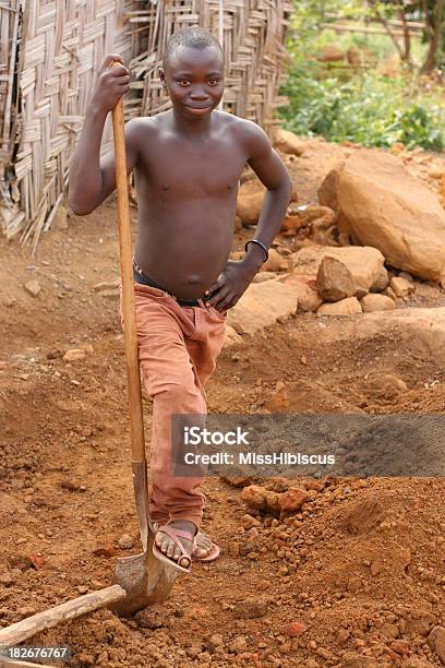 Adolescente Africano Lavoro - Fotografie stock e altre immagini di A petto nudo - A petto nudo, Adolescente, Adolescenza