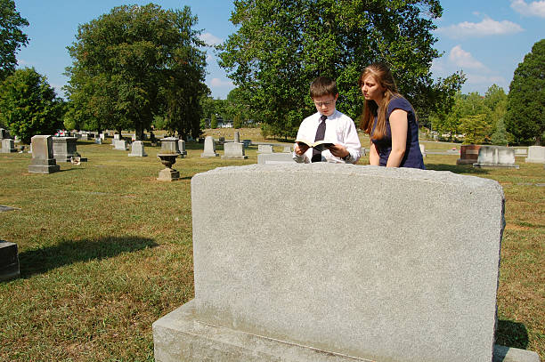 istock Young Ones Mourn their Loss 182677093
