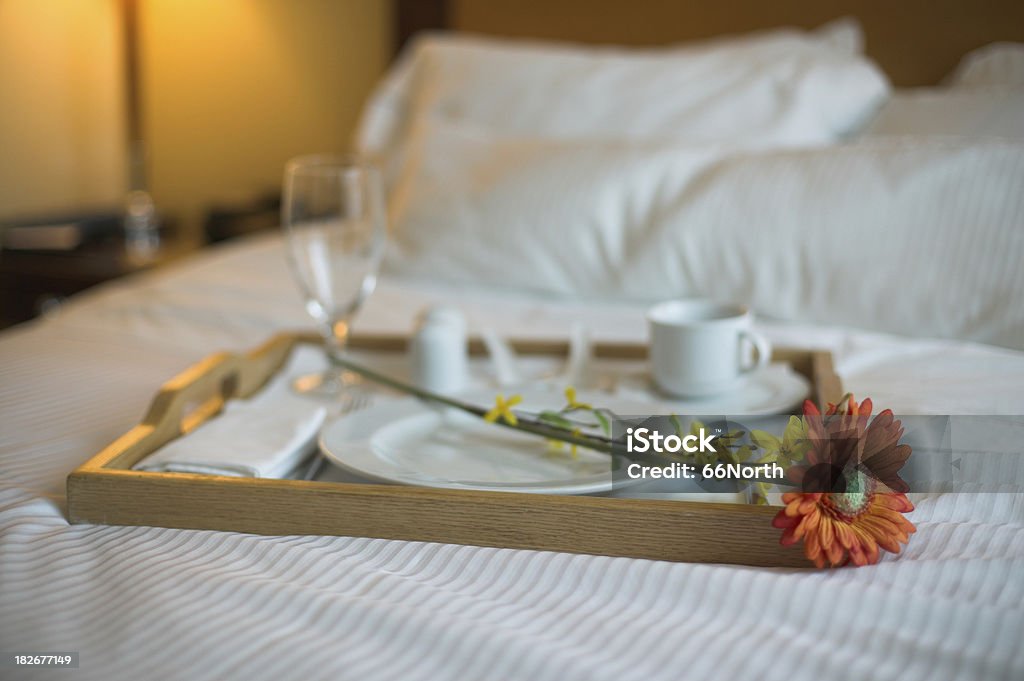 Petit déjeuner à l'hôtel de vacances de fleur romantique d'amour de café lit - Photo de Café - Boisson libre de droits