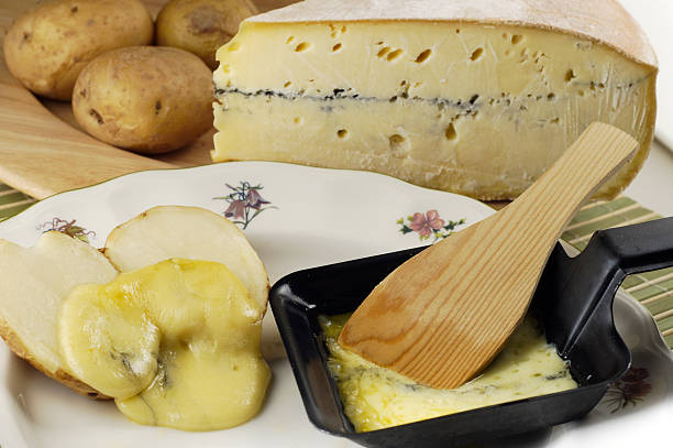 raclette - morbier imagens e fotografias de stock