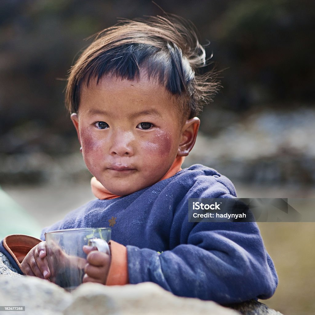 Le népalais garçon boire du lait de thé. - Photo de Asiatique de l'Est et du Sud-Est libre de droits