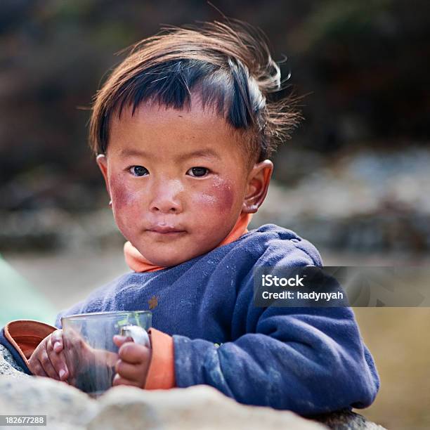 Photo libre de droit de Le Népalais Garçon Boire Du Lait De Thé banque d'images et plus d'images libres de droit de Asiatique de l'Est et du Sud-Est - Asiatique de l'Est et du Sud-Est, Asie, Bleu