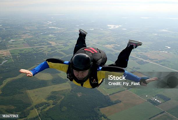 Mujer Skydivertírate En Paracaídas Foto de stock y más banco de imágenes de Caída libre - Paracaidismo - Caída libre - Paracaidismo, Mujeres, Una sola mujer
