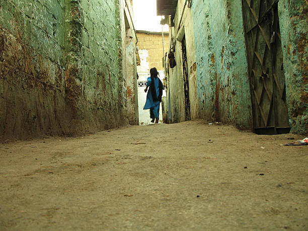 Garota em estreita alley - foto de acervo