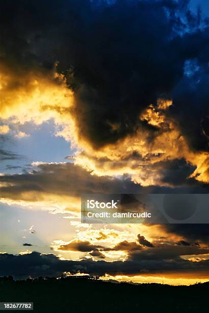 Foto de Queimando Sky e mais fotos de stock de Amarelo - Amarelo, Aproximar, Aura