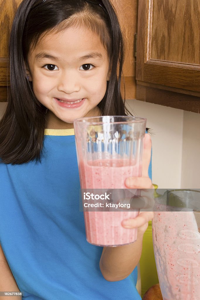 Ragazza facendo sano Frullato alla frutta (Serie - Foto stock royalty-free di 6-7 anni