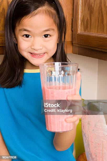Menina Fazendo Saudáveis Batidos Série - Fotografias de stock e mais imagens de 6-7 Anos - 6-7 Anos, Alimentação Saudável, Asiático e indiano
