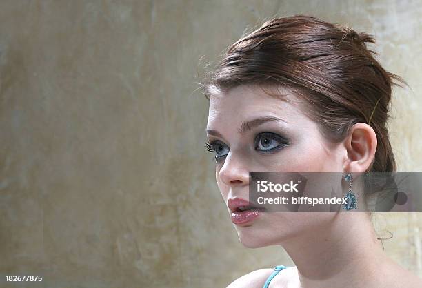 Foto de Elegante Rosto Feminino e mais fotos de stock de Adulto - Adulto, Assistindo, Autoconfiança