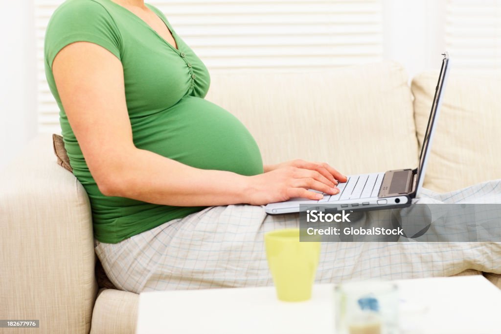 중간음 섹션을 사용하여 임신 숙녀 랩탑형 - 로열티 프리 30-34세 스톡 사진