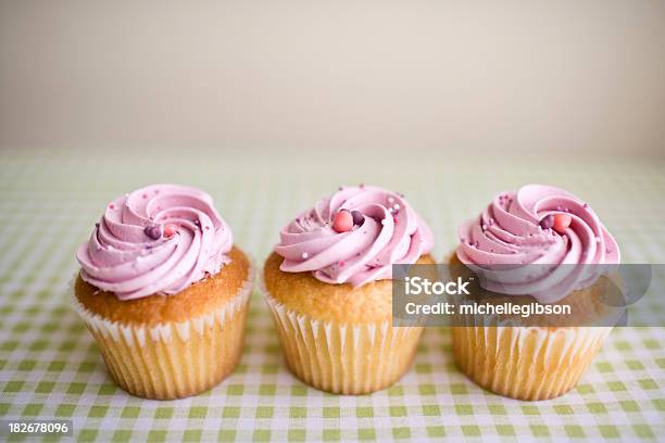 Rosa Cupcakes - Fotografie stock e altre immagini di A quadri - A quadri, Alimentazione non salutare, Ambientazione interna