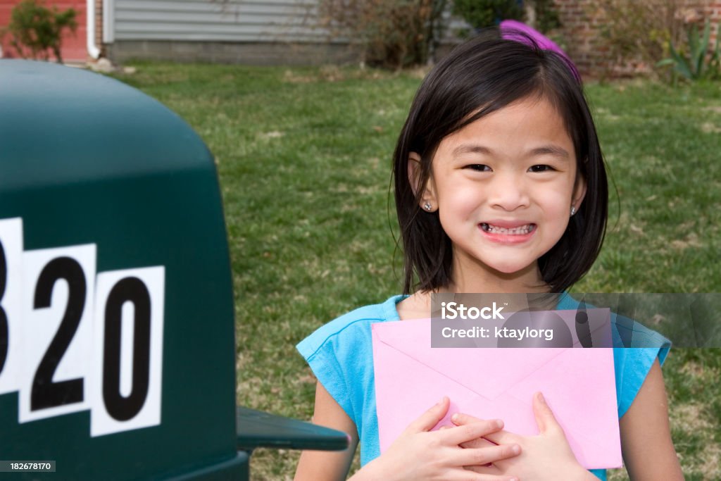 Маленькая девочка нравится почты - Стоковые фото Письмо - документ роялти-фри