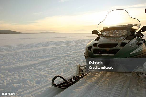 Foto de Skidoo Snowmobile Na Neve e mais fotos de stock de Motoneve - Motoneve, Snowmobiling, A caminho