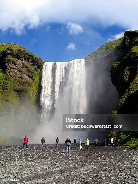 Islanda Splendida Cascata Di Skogafoss - Fotografie stock e altre immagini di Acqua - Acqua, Ambientazione esterna, Area selvatica