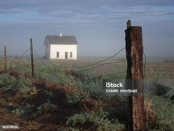 Old Farm Foto de stock y más banco de imágenes de Borde de la carretera - Borde de la carretera, De ascendencia europea, Valla - Límite