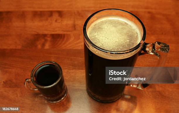 ビッグなビール - アルコール飲料のストックフォトや画像を多数ご用意 - アルコール飲料, カップ, ガラス
