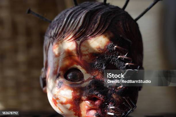 Muñeca De Horror Foto de stock y más banco de imágenes de Juguete - Juguete, Sangre, Antigualla