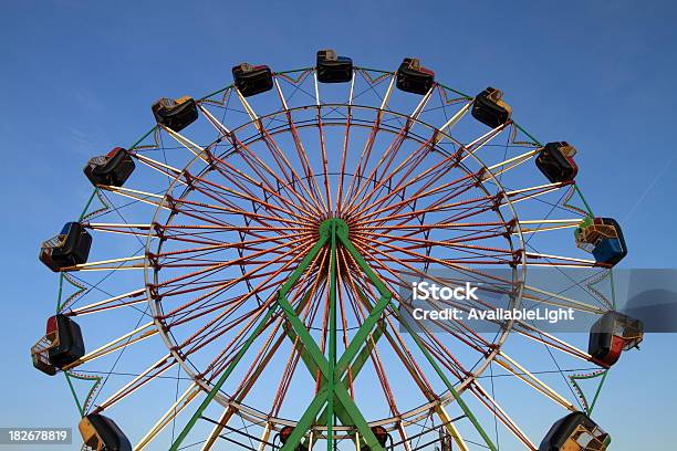 Rodagigante No Crepúsculo Horizontal - Fotografias de stock e mais imagens de Arte, Cultura e Espetáculo - Arte, Cultura e Espetáculo, Atração de Parque de Diversão, Azul